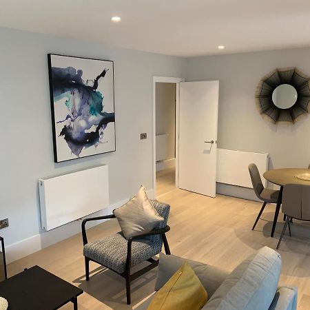 Heathrow North Apartments By Charles Hope Хаунслоу Екстериор снимка