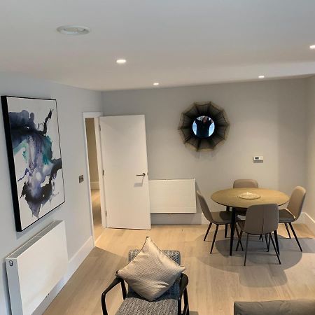 Heathrow North Apartments By Charles Hope Хаунслоу Екстериор снимка
