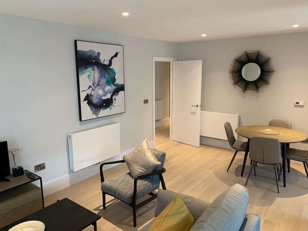 Heathrow North Apartments By Charles Hope Хаунслоу Екстериор снимка