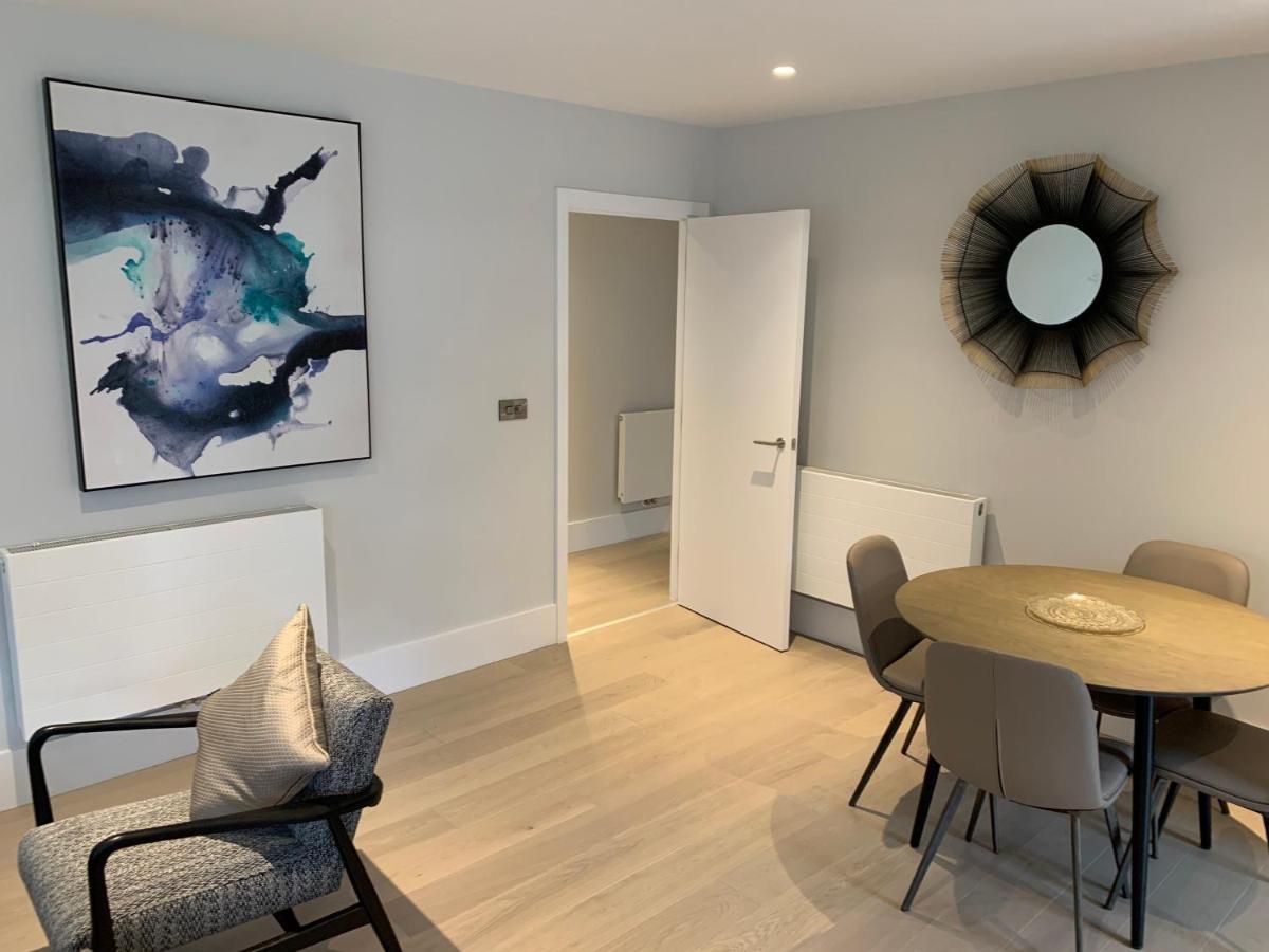 Heathrow North Apartments By Charles Hope Хаунслоу Екстериор снимка