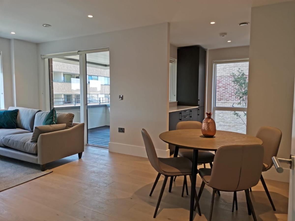 Heathrow North Apartments By Charles Hope Хаунслоу Екстериор снимка